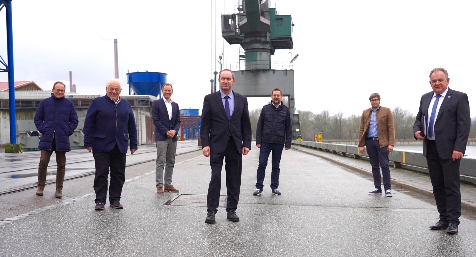 Besuch im Hafen Kelheim/Saal:  Wirtschaftsminister Aiwanger mit Vertretern des Hafen Kelheim/Saal.
